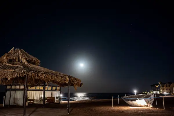 Ciel Étoilé Lune Brillante Sur Fond Côte Mer — Photo