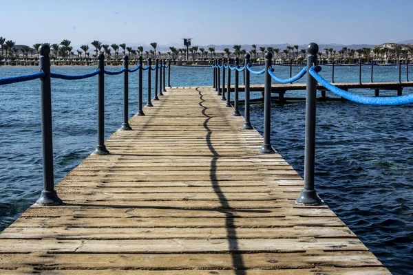 Passerelle Vers Baie Mer Sur Récif Corallien Contre Ciel Bleu — Photo