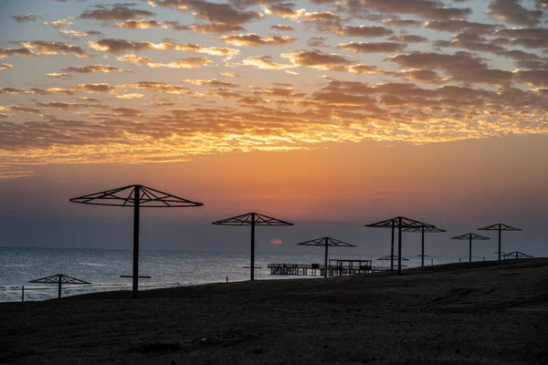 Aralık ayında Mısır 'da sahil şeridinde gün doğumu