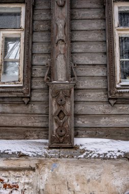 Eski tapınakları ve kışın karla kaplı parkları olan eski bir taşra kasabası.