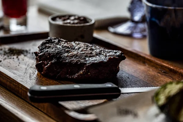 Naturaleza Muerta Con Gran Pedazo Carne Parrilla Plato Madera — Foto de Stock