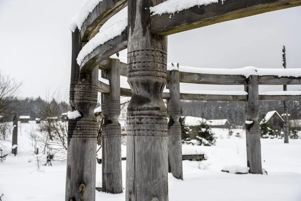 Houten Vintage Voorwerpen Buiten Het Park Onder Sneeuw — Stockfoto