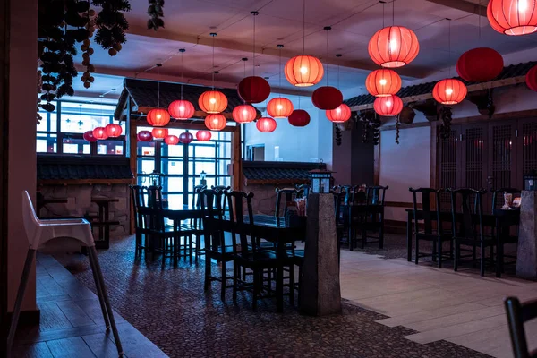 Sala Restaurante Com Lanternas Chinesas Vermelhas — Fotografia de Stock