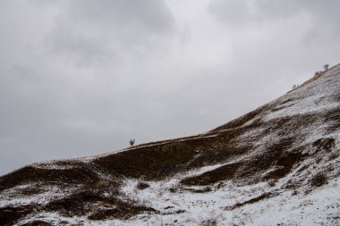 Osetya dağlarında karla kaplı ağaçlarla ve dağlarla kaplı bir manzara.