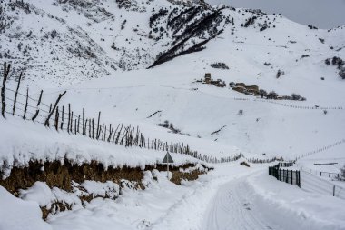 Kafkasya dağlarındaki dağların panoramik manzarası, geçitler ve ağaçlar. 
