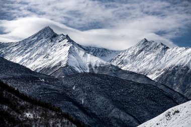 Kafkasya dağlarındaki dağların panoramik manzarası, geçitler ve ağaçlar. 