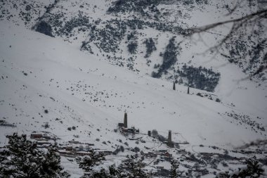 Ingushetia 'daki Kafkasya' da karla kaplı dağ ve geçitlerin panoramik manzarası