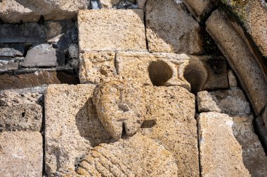 Ingushetia 'daki dağların karla kaplı yamaçlarında antik taş kuleler