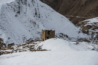 Ingushetia 'daki dağların karla kaplı yamaçlarında antik taş kuleler 