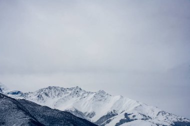Kafkasya 'da kış dağlarının, geçitlerin ve karla kaplı ağaçların panoramik manzarası