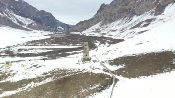 Blick Von Einer Drohne Auf Eine Antike Festung Den Schneebedeckten — Stockvideo