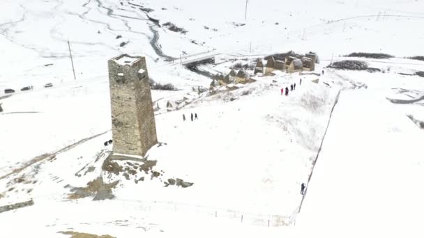 雪に覆われたイングスヘティアの山の中にある古代の要塞のドローンからのパノラマビュー — ストック動画