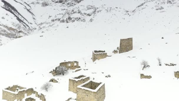 印古什白雪覆盖的山脉上一座古城堡的无人驾驶飞机拍摄的全景 — 图库视频影像