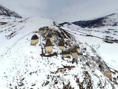Ingushetia 'nın karla kaplı dağlarındaki antik bir kalenin insansız hava aracının panoramik görüntüsü. 