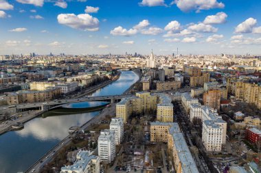 Nehir ve köprülerle şehir manzarasında drone 'dan panoramik görüntü 