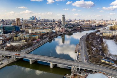 Nehir ve köprülerle şehir manzarasında drone 'dan panoramik görüntü 