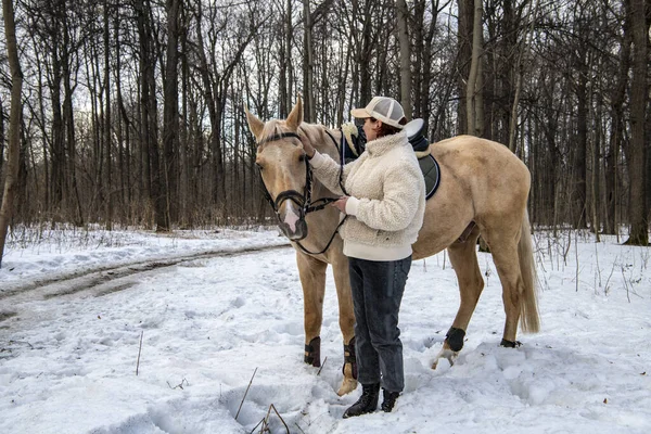 Femme Dans Une Veste Beige Une Casquette Avec Cheval Costume — Photo