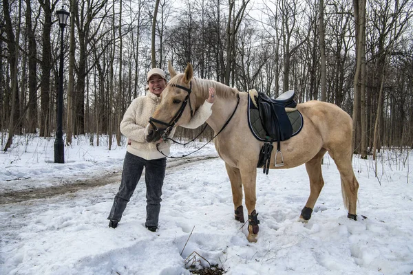 Femme Dans Une Veste Beige Une Casquette Avec Cheval Costume — Photo