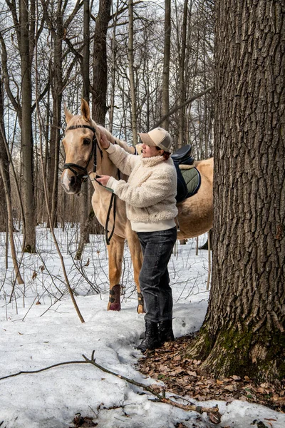 Femme Dans Une Veste Beige Une Casquette Avec Cheval Costume — Photo