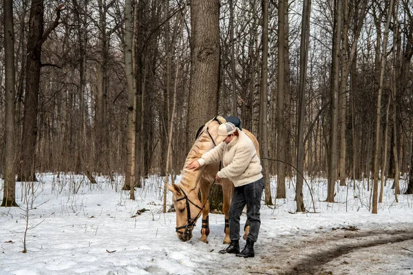 Femme Dans Une Veste Beige Une Casquette Avec Cheval Costume — Photo