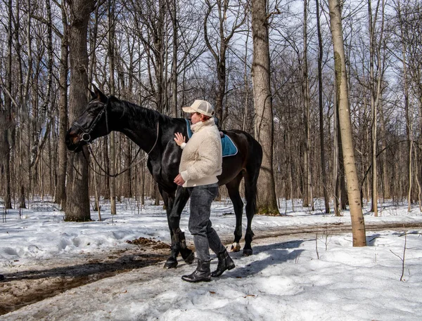 Femme Veste Beige Casquette Avec Cheval Noir Dans Parc Printemps — Photo