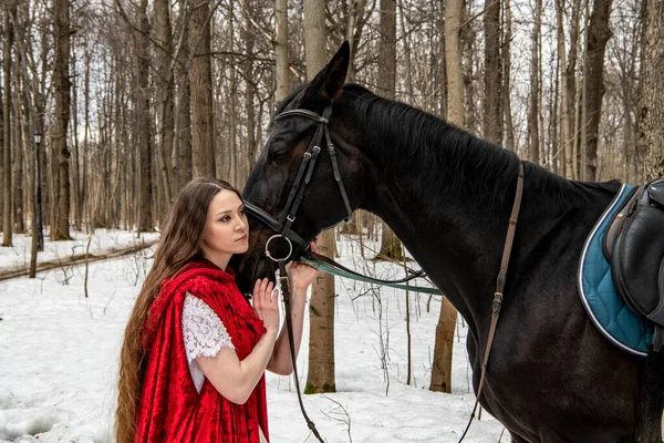 Belle Femme Robe Blanche Cape Rouge Avec Cheval Noir Dans — Photo