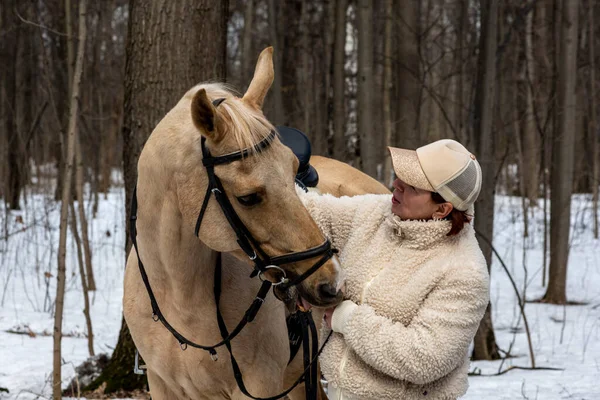 Belle Femme Casquette Veste Marron Avec Cheval Marron Clair Dans — Photo