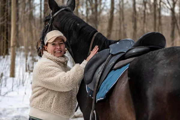 Belle Femme Casquette Marron Veste Avec Cheval Noir Dans Forêt — Photo