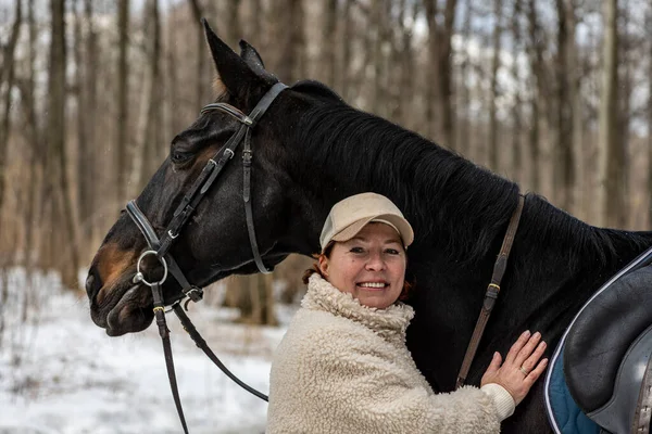 Belle Femme Casquette Marron Veste Avec Cheval Noir Dans Forêt — Photo