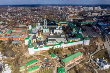 Sergiev Posad 'daki Trinity-Sergius Lavra' nın altın kulelerinin panoramik görüntüsü ve antik mimari çözümleri. Güneşli bir bahar gününde insansız hava aracından çekildi. 