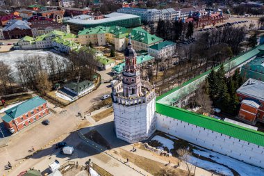 Sergiev Posad 'daki Trinity-Sergius Lavra' nın altın kulelerinin panoramik görüntüsü ve antik mimari çözümleri. Güneşli bir bahar gününde insansız hava aracından çekildi. 