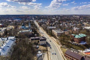 Sergiev Posad 'daki Trinity-Sergius Lavra' nın altın kulelerinin panoramik görüntüsü ve antik mimari çözümleri. Güneşli bir bahar gününde insansız hava aracından çekildi. 
