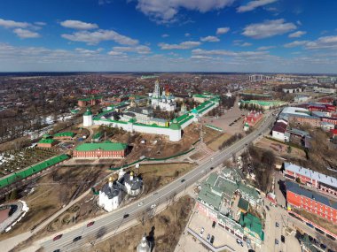 Sergiev Posad 'daki Trinity-Sergius Lavra' nın altın kulelerinin panoramik görüntüsü ve antik mimari çözümleri. Güneşli bir bahar gününde insansız hava aracından çekildi. 