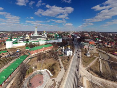 Sergiev Posad 'daki Trinity-Sergius Lavra' nın altın kulelerinin panoramik görüntüsü ve antik mimari çözümleri. Güneşli bir bahar gününde insansız hava aracından çekildi. 