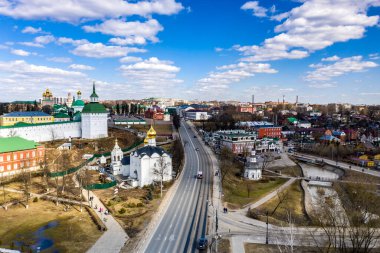 Sergiev Posad 'daki Trinity-Sergius Lavra' nın altın kulelerinin panoramik görüntüsü ve antik mimari çözümleri. Güneşli bir bahar gününde insansız hava aracından çekildi. 
