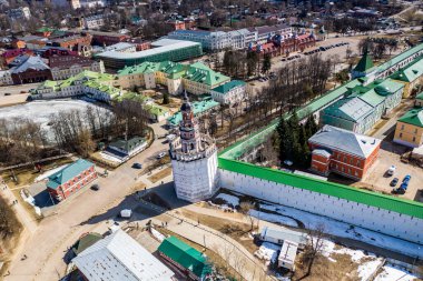 Sergiev Posad 'daki Trinity-Sergius Lavra' nın altın kulelerinin panoramik görüntüsü ve antik mimari çözümleri. Güneşli bir bahar gününde insansız hava aracından çekildi. 