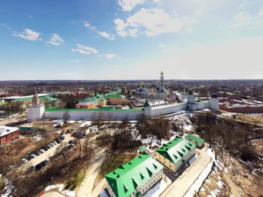 Sergiev Posad 'daki Trinity-Sergius Lavra' nın altın kulelerinin panoramik görüntüsü ve antik mimari çözümleri. Güneşli bir bahar gününde insansız hava aracından çekildi. 