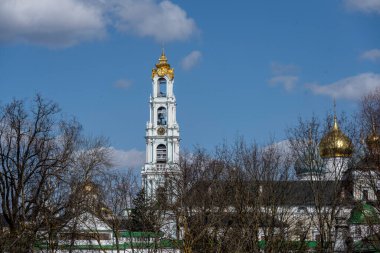 Güneşli bir bahar gününde Sergiev Posad 'daki Trinity-Sergievskaya Lavra' nın altın kuleleri ve antik mimari çözümleri