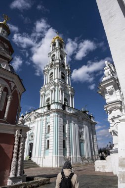 Güneşli bir bahar gününde Sergiev Posad 'daki Trinity-Sergievskaya Lavra' nın altın kuleleri ve antik mimari çözümleri
