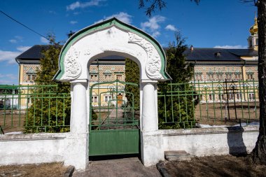 Güneşli bir bahar gününde Sergiev Posad 'daki Trinity-Sergievskaya Lavra' nın altın kuleleri ve antik mimari çözümleri