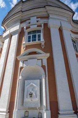 Güneşli bir bahar gününde Sergiev Posad 'daki Trinity-Sergievskaya Lavra' nın altın kuleleri ve antik mimari çözümleri