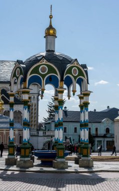 Güneşli bir bahar gününde Sergiev Posad 'daki Trinity-Sergievskaya Lavra' nın altın kuleleri ve antik mimari çözümleri