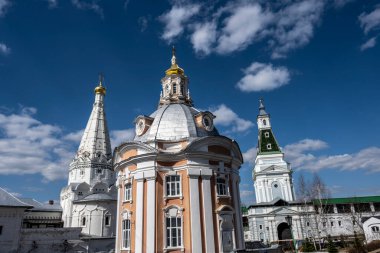 Güneşli bir bahar gününde Sergiev Posad 'daki Trinity-Sergievskaya Lavra' nın altın kuleleri ve antik mimari çözümleri