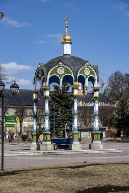 Güneşli bir bahar gününde Sergiev Posad 'daki Trinity-Sergievskaya Lavra' nın altın kuleleri ve antik mimari çözümleri