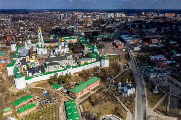 Sergiev Posad 'daki Trinity-Sergius Lavra' nın altın kulelerinin panoramik görüntüsü ve antik mimari çözümleri. Güneşli bir bahar gününde insansız hava aracından çekildi. 