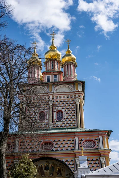 Güneşli bir bahar gününde Sergiev Posad 'daki Trinity-Sergievskaya Lavra' nın altın kuleleri ve antik mimari çözümleri