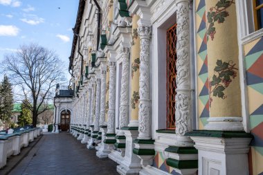 Güneşli bir bahar gününde Sergiev Posad 'daki Trinity-Sergievskaya Lavra' nın altın kuleleri ve antik mimari çözümleri