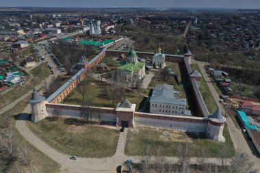 Zaraysk şehrinin antik taş kale-kalesinin panoramik görüntüsü bir insansız hava aracından çekildi. 