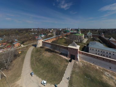 Zaraysk şehrinin antik taş kale-kalesinin panoramik görüntüsü bir insansız hava aracından çekildi. 