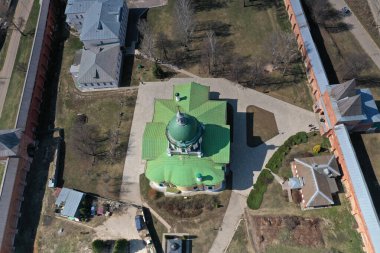 Kilisenin şehir merkezinin panoramik görüntüsü ve insansız hava aracıyla çekilen antik Zaraysk şehrinin binaları. 